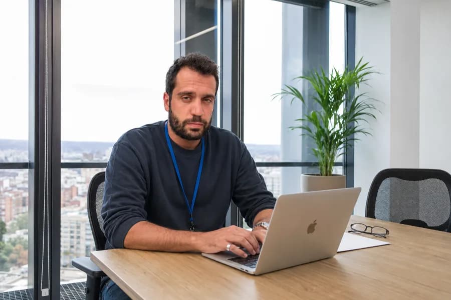 Equipo de Nakalabs trabajando en la oficina de Madrid