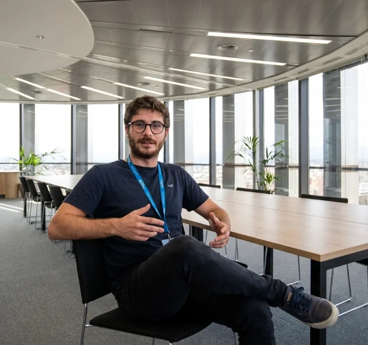 Miembro del equipo de Nakalabs en la sala de reuniones